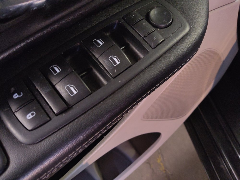 Used 2017 Dodge Grand Caravan SXT image 27
