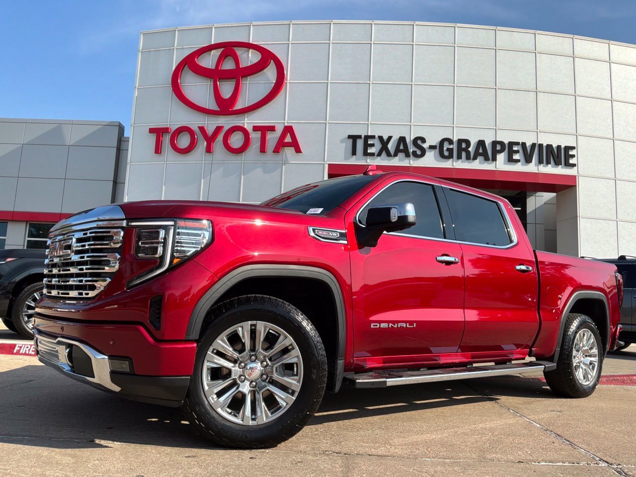 Used 2023 GMC Sierra 1500 Denali w/ Technology Package AWD/4WD image 2