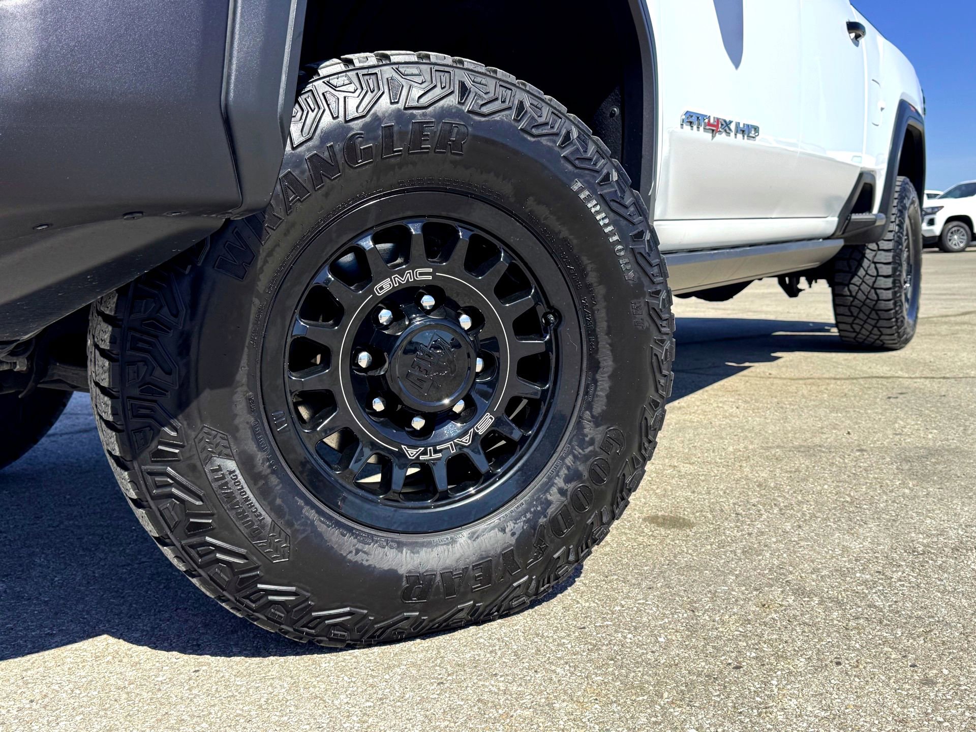 Used 2024 GMC Sierra 2500 AT4X w/ AT4X AEV Edition image 2