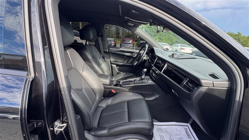 Used 2020 Porsche Macan w/ Premium Package Plus AWD/4WD image 31