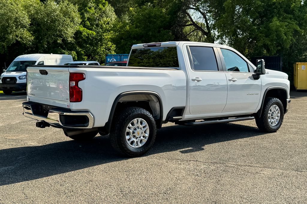 Used 2024 Chevrolet Silverado 2500 LT AWD/4WD image 3