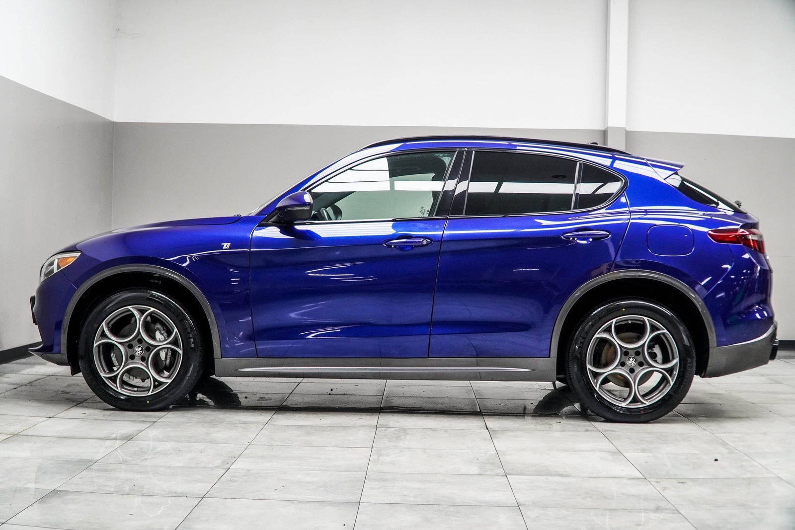Used 2022 Alfa Romeo Stelvio Ti image 9