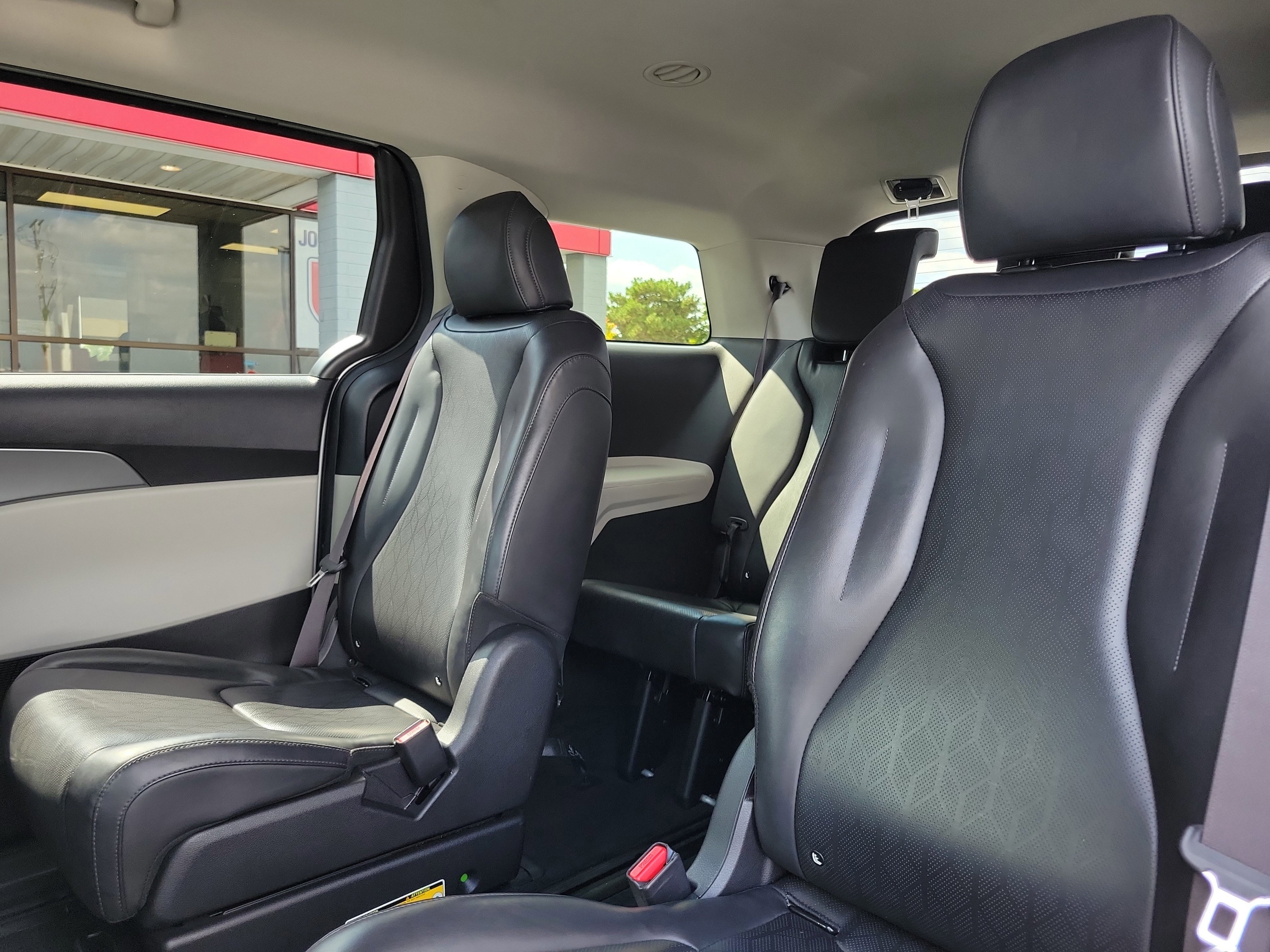 Used 2022 Kia Carnival LX image 12