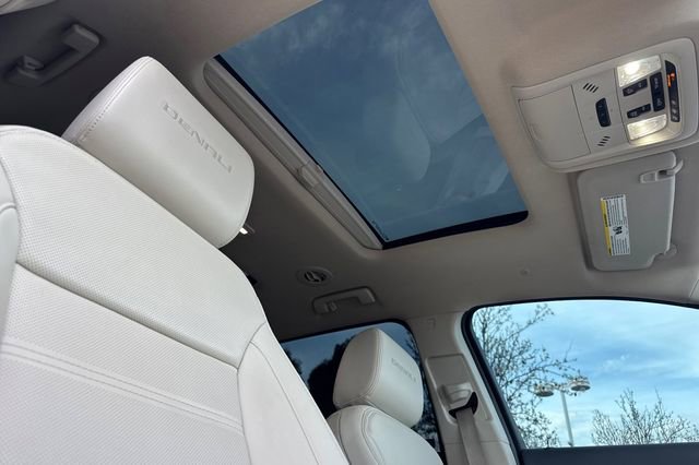 Used 2022 GMC Acadia Denali w/ Denali Ultimate Package image 18