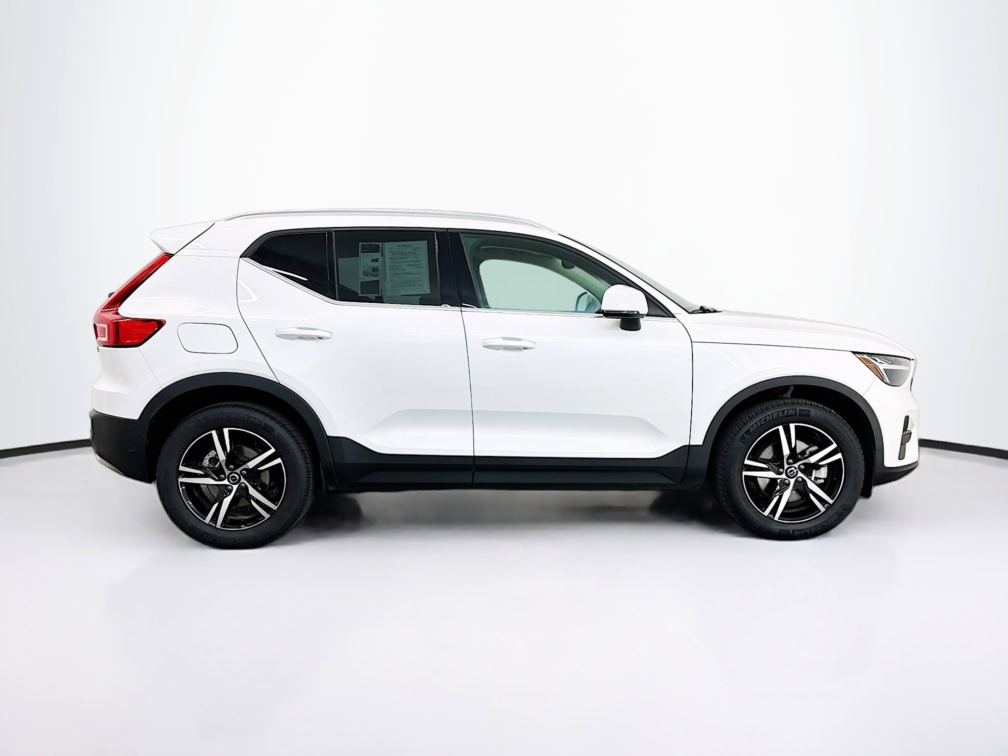 Used 2025 Volvo XC40 B5 Core image 10