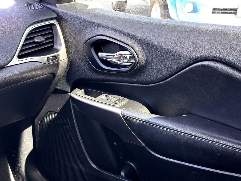 Used 2019 Jeep Cherokee Latitude Plus image 28