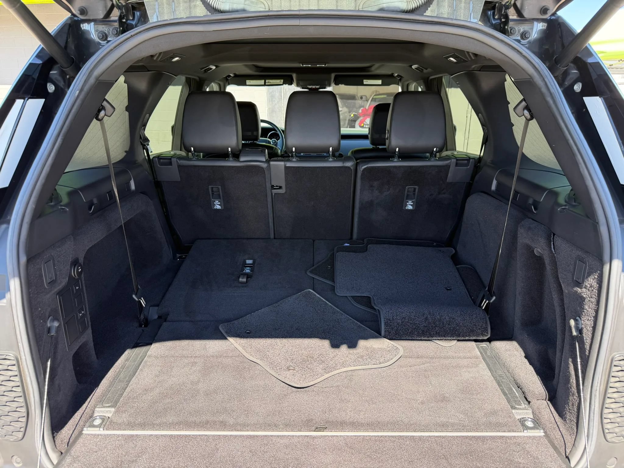 Used 2017 Land Rover Discovery SE AWD/4WD image 34