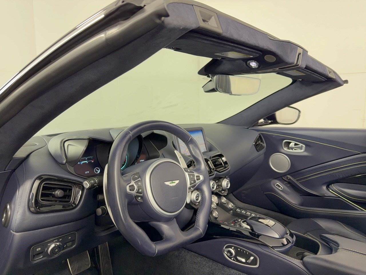 Used 2023 Aston Martin V8 Vantage Roadster RWD image 4