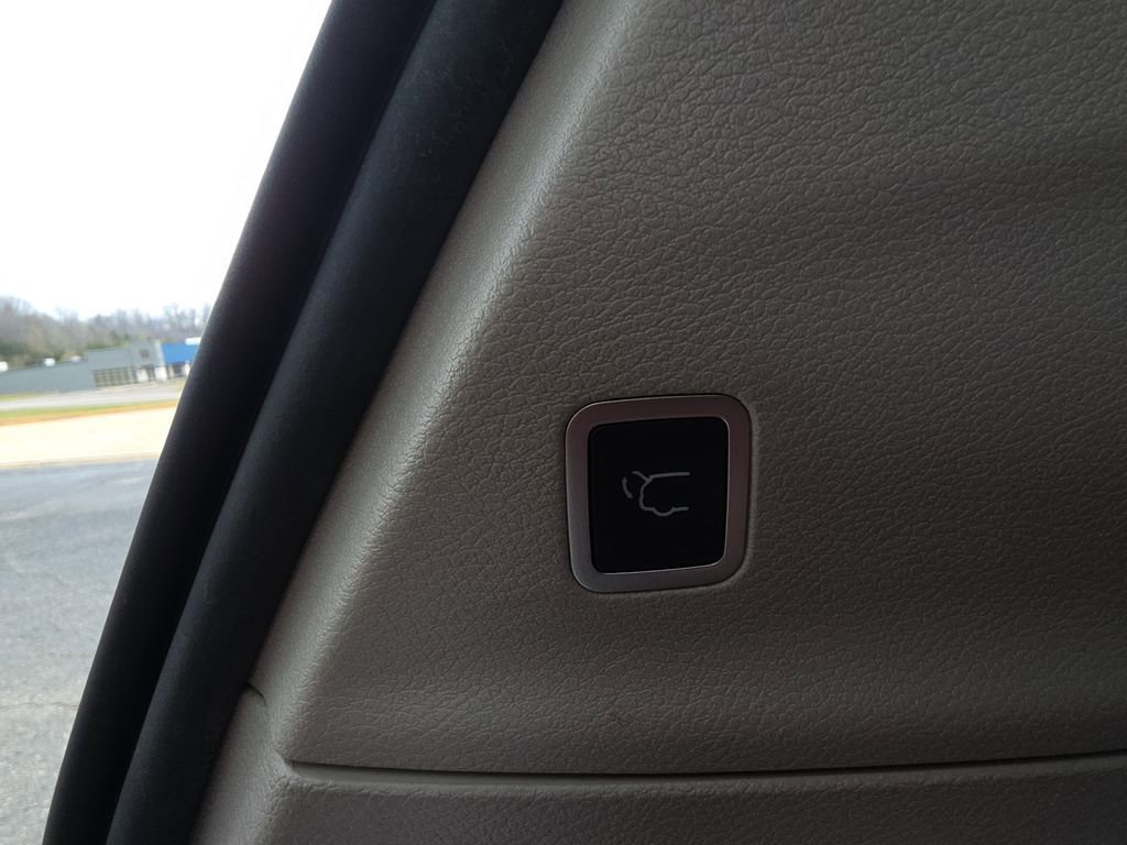 Used 2023 Chrysler Pacifica Touring-L image 32