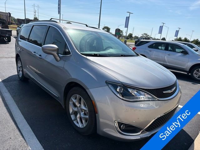 Used 2017 Chrysler Pacifica Touring-L w/ Tire & Wheel Group FWD image 3