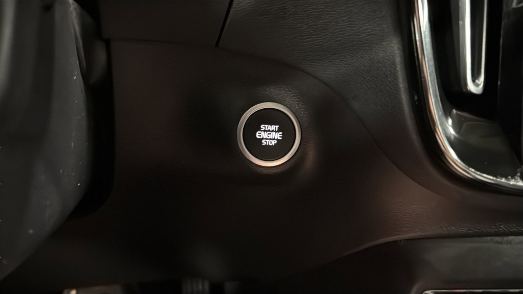 Used 2022 Volvo XC40 T5 Momentum image 37