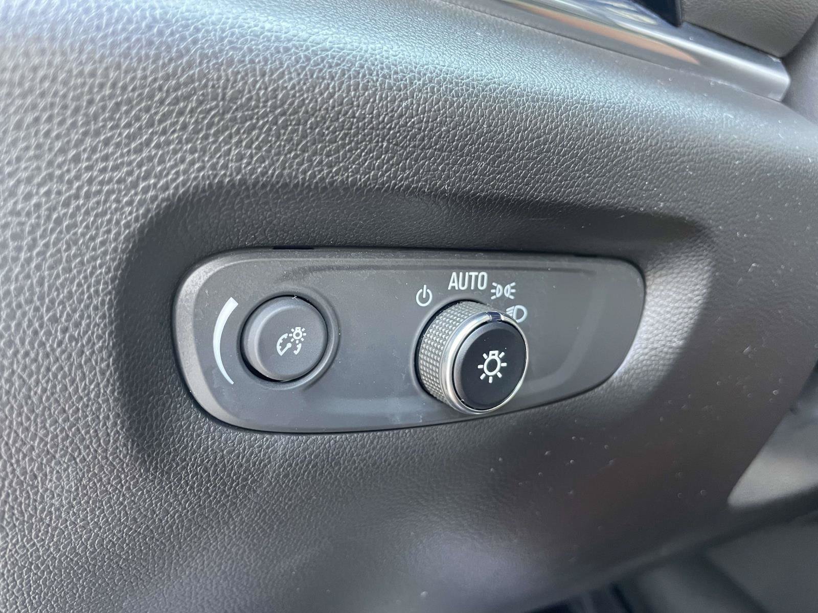Used 2023 Chevrolet Traverse LT FWD image 17