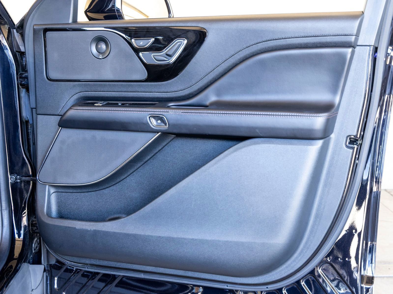 Used 2021 Lincoln Aviator Reserve w/ Equipment Group 201A image 26