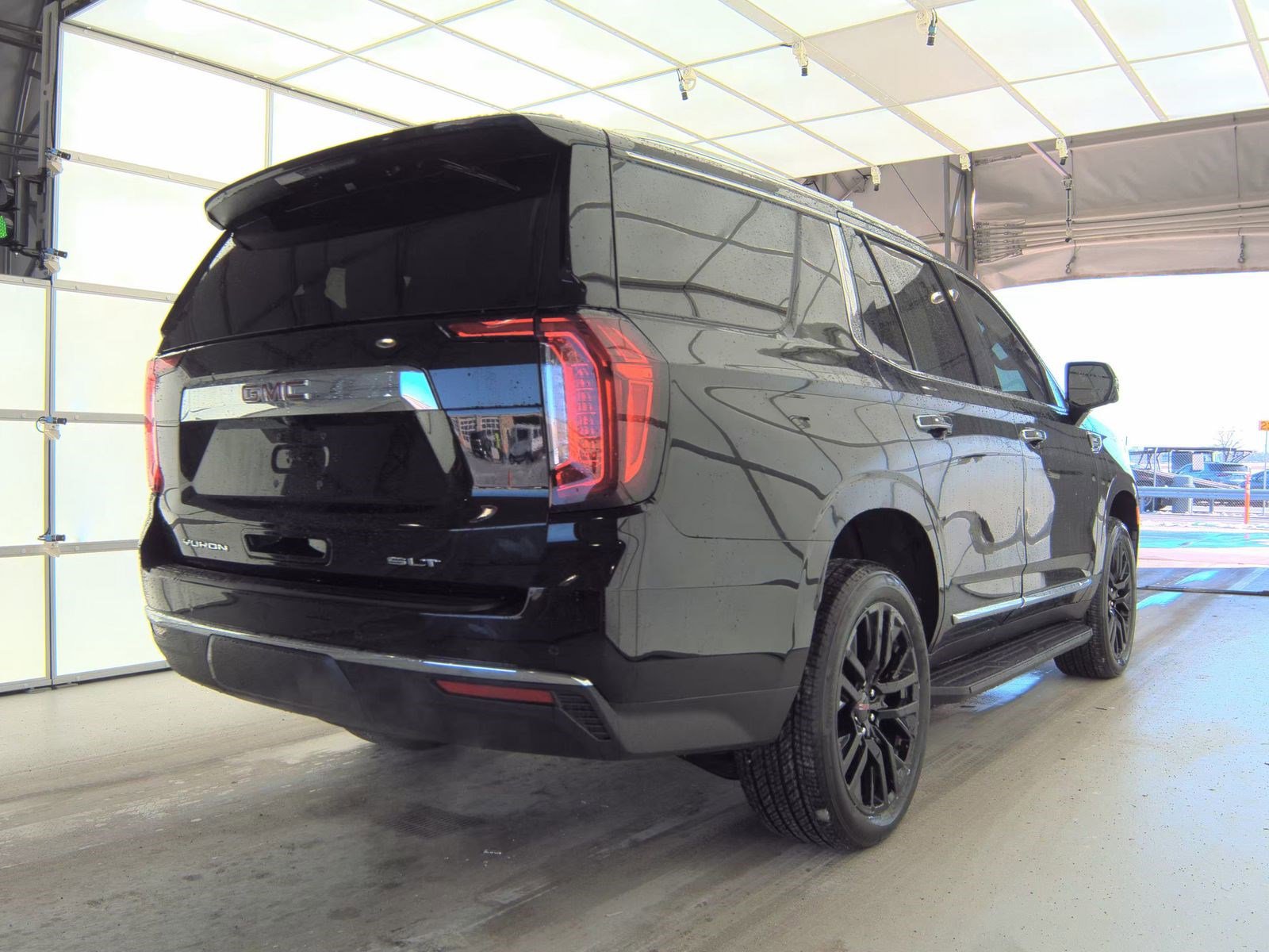 Used 2024 GMC Yukon SLT w/ SLT Luxury Package image 6