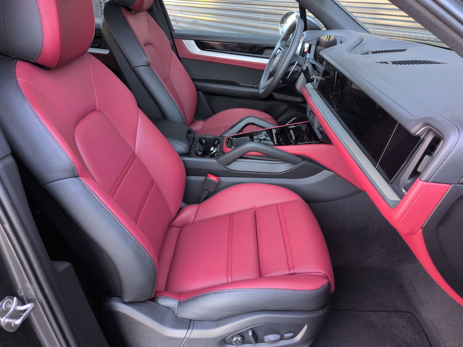 Certified 2025 Porsche Cayenne S image 25