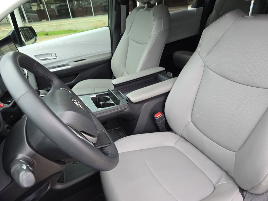 Used 2025 Toyota Sienna XLE FWD image 16