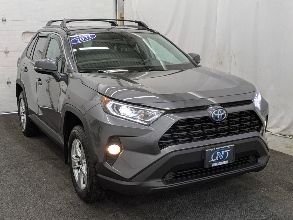 Used 2021 Toyota RAV4 XLE w/ XLE Grade Weather Package image 15
