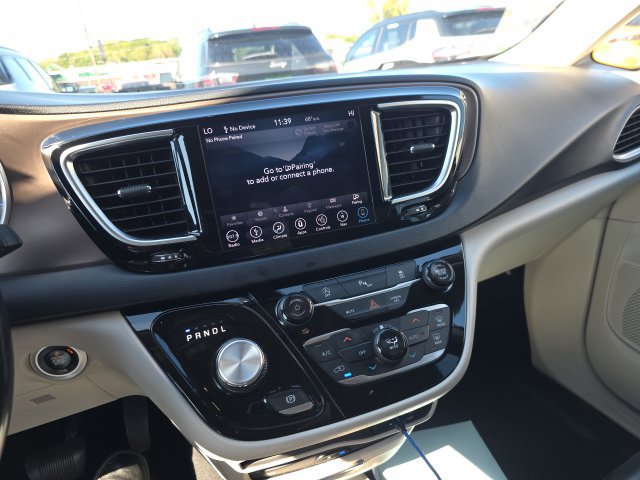 Used 2018 Chrysler Pacifica Touring-L Plus FWD image 5