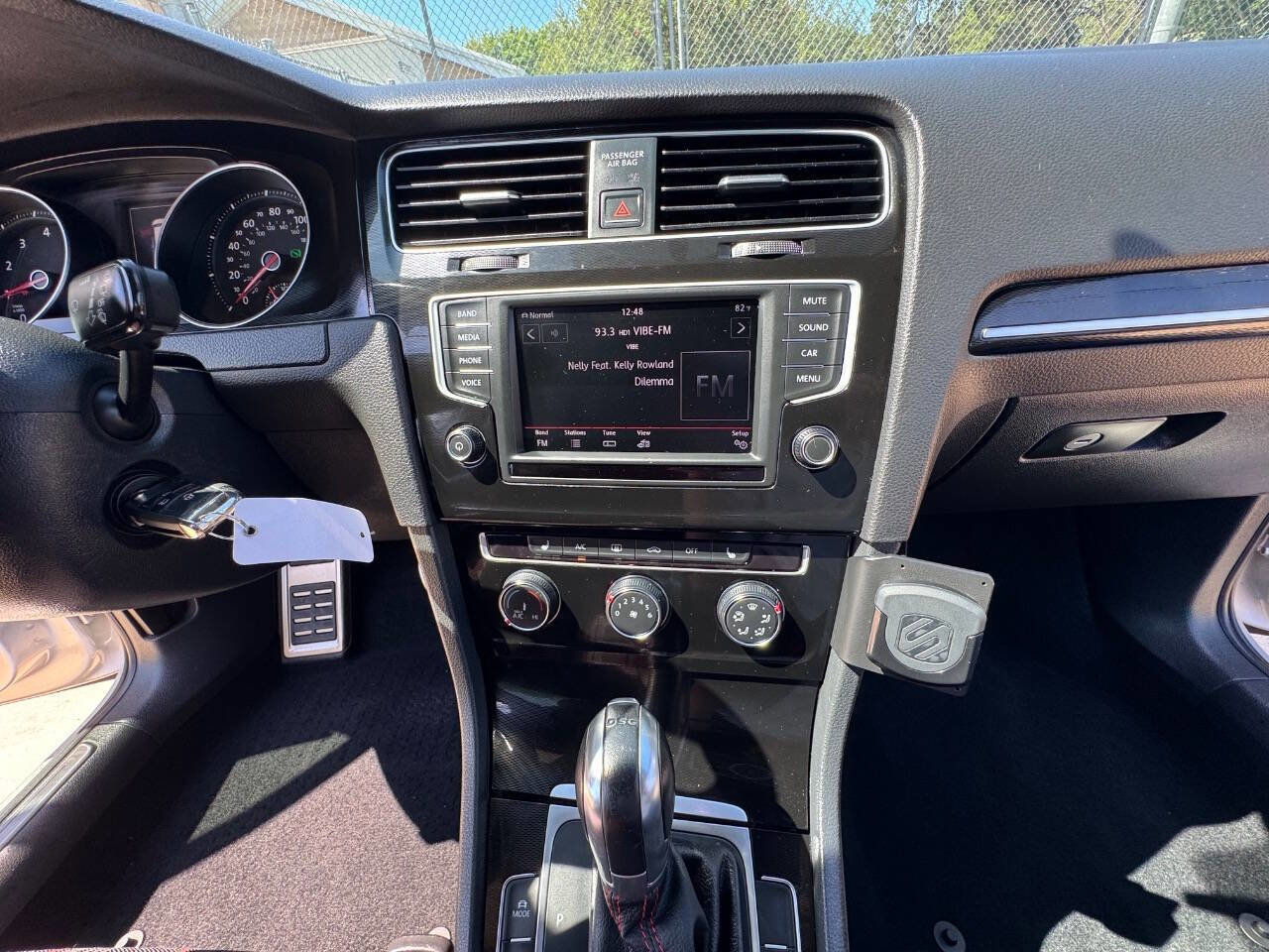 Used 2016 Volkswagen Golf 4-Door FWD image 38