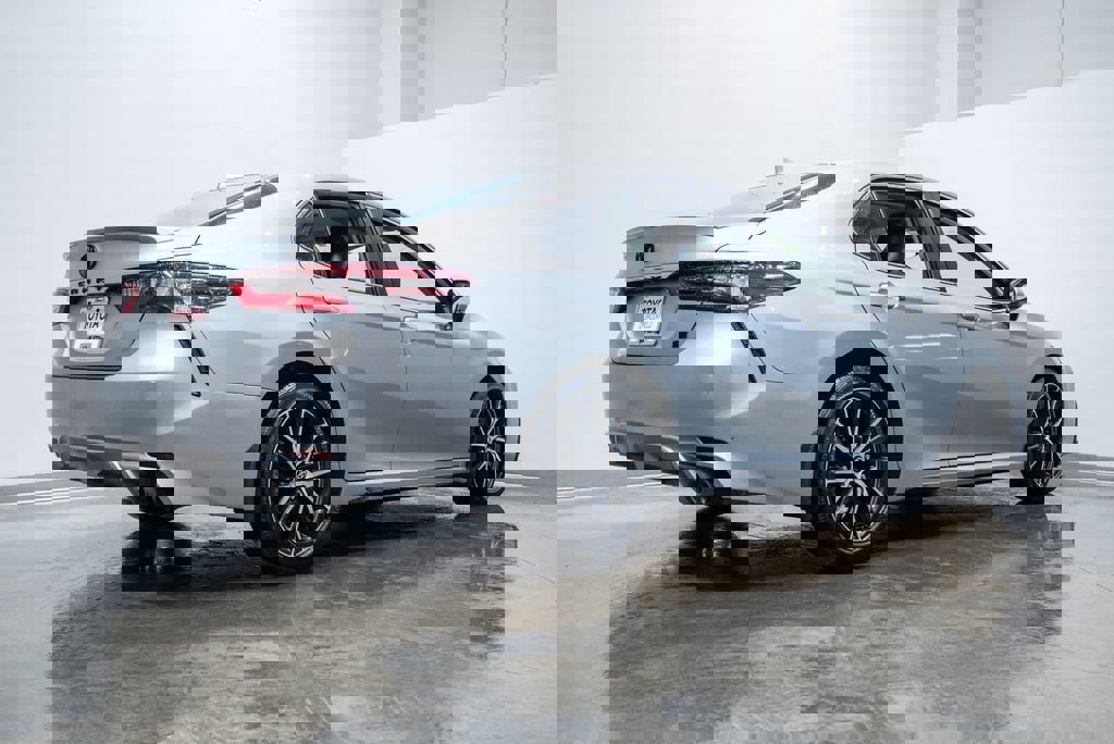 Used 2024 Toyota Camry SE image 9