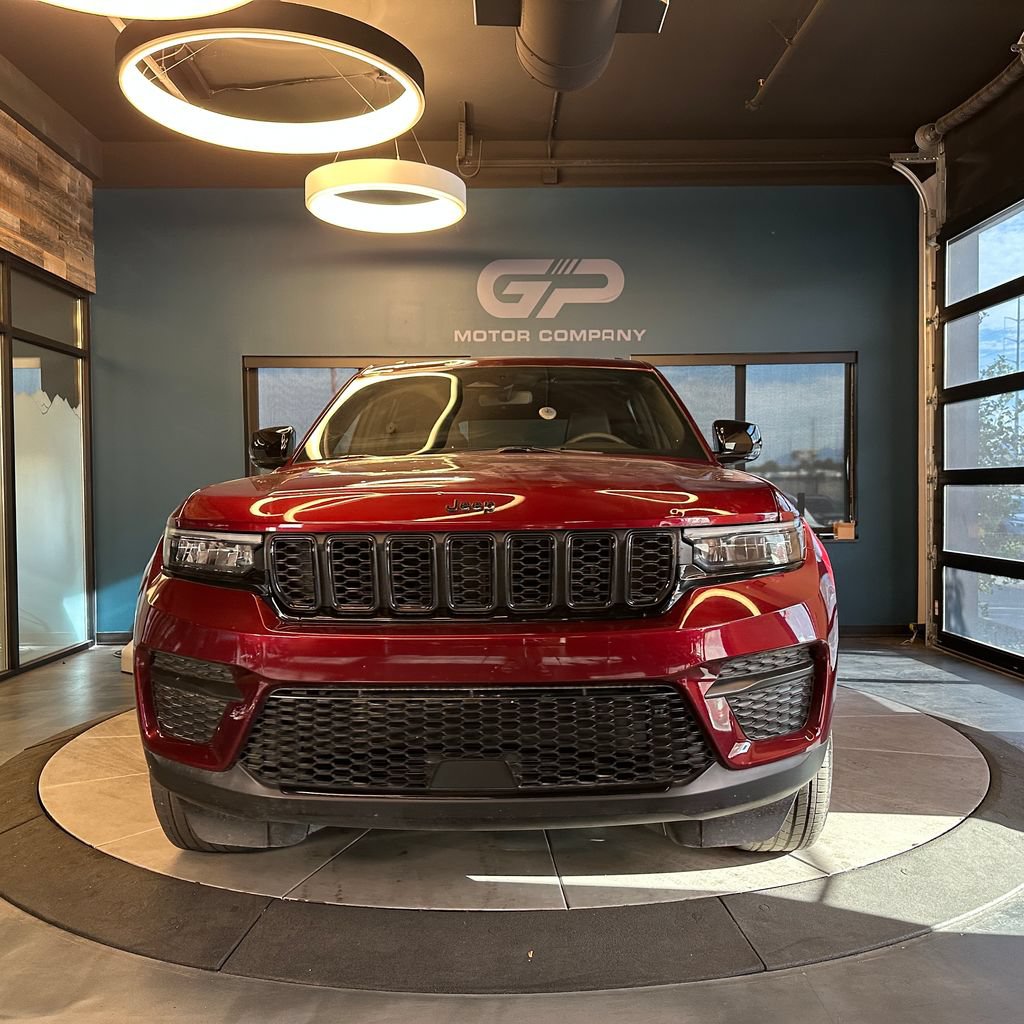Used 2024 Jeep Grand Cherokee Altitude AWD/4WD image 8