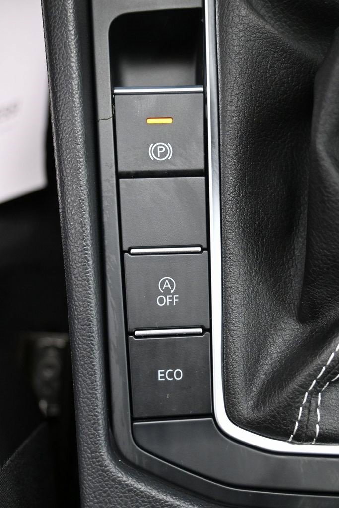 Used 2025 Volkswagen Jetta SE w/ Black Wheel Package image 27