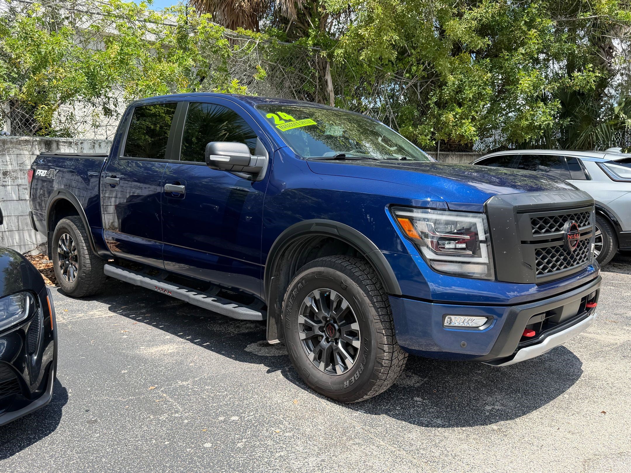 Used 2024 Nissan Titan PRO-4X w/ Pro-4x Convenience Package AWD/4WD image 3