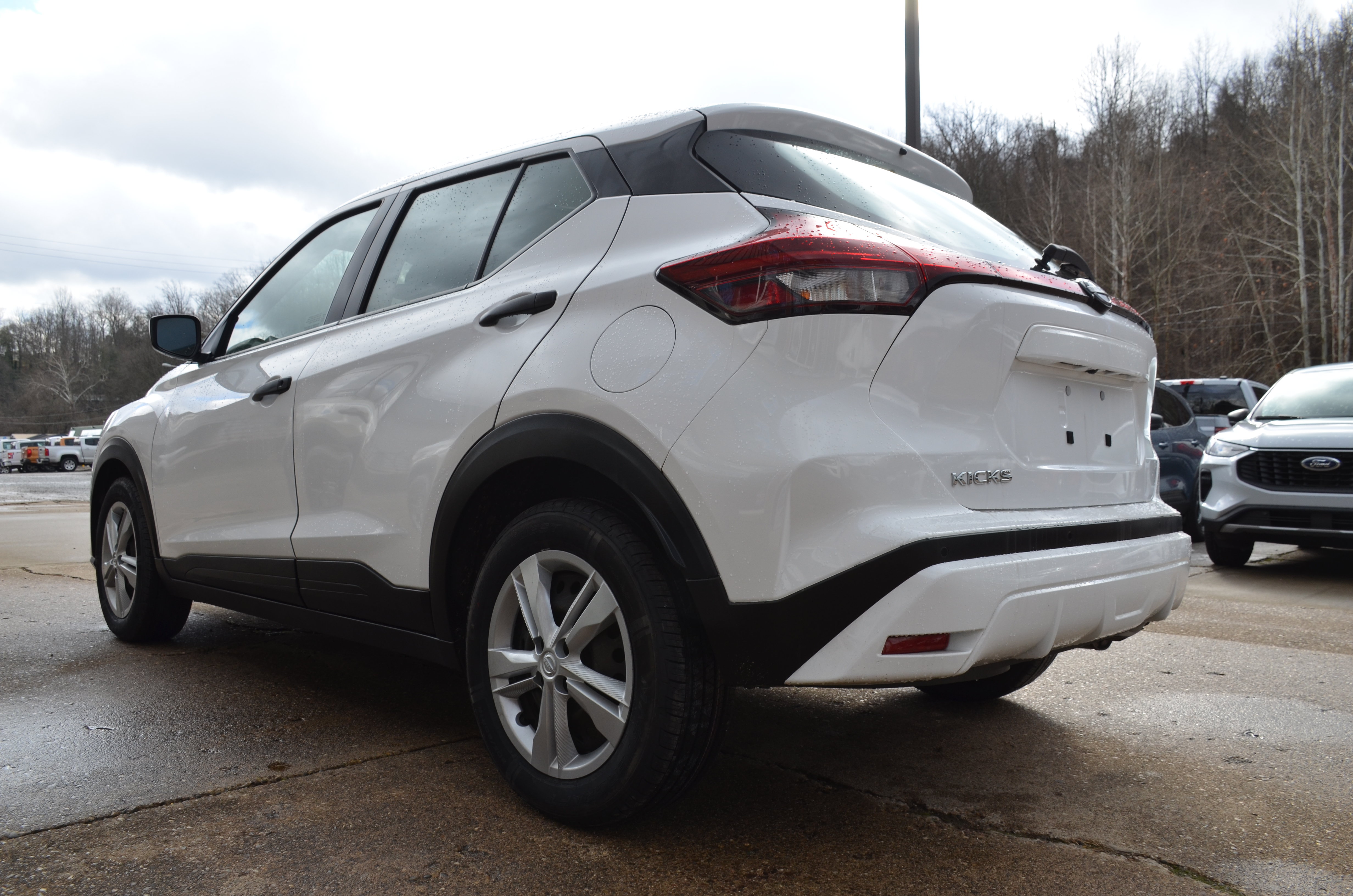 Used 2022 Nissan Kicks S FWD image 4