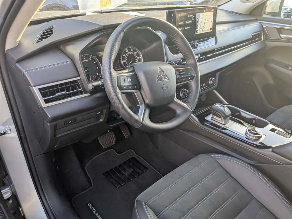 Used 2025 Mitsubishi Outlander SE image 13