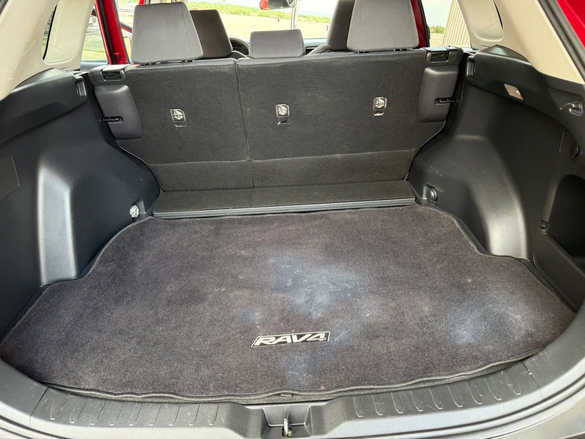 Used 2019 Toyota RAV4 XLE w/ Carpet Mat Package FWD image 24