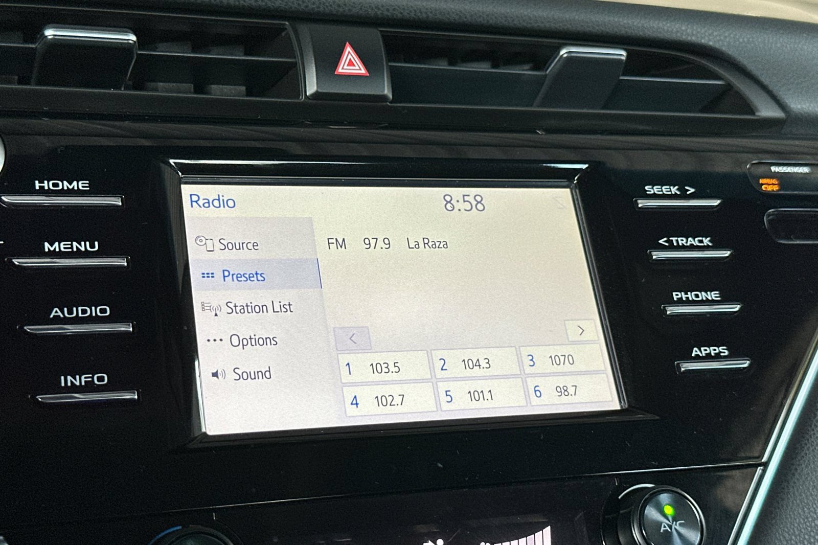 Used 2018 Toyota Camry SE FWD image 18