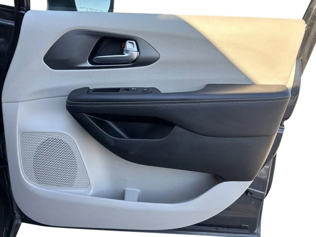 Used 2023 Chrysler Pacifica Touring-L image 26