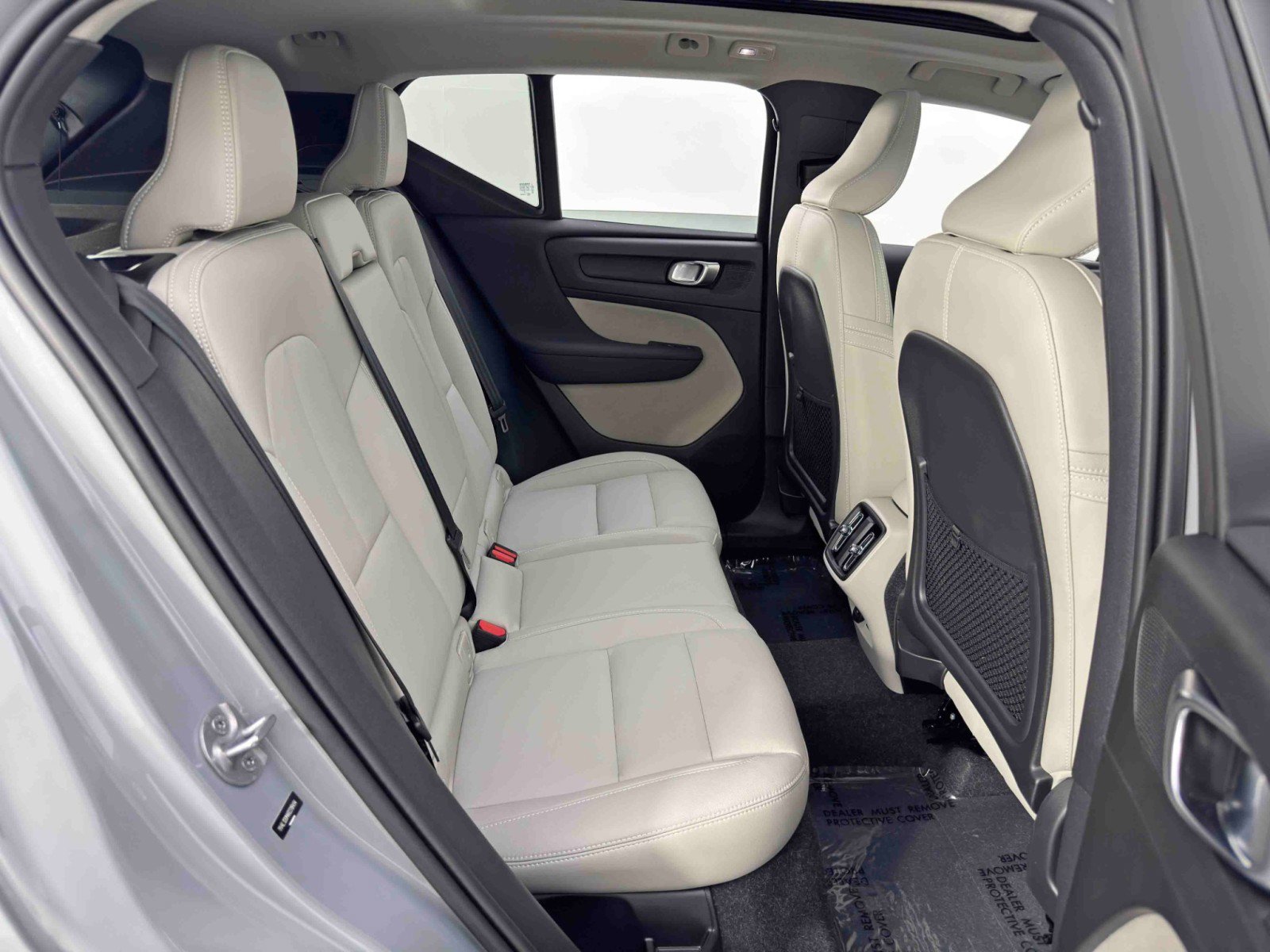 Used 2024 Volvo XC40 B5 Ultimate w/ Protection Package Premier image 43