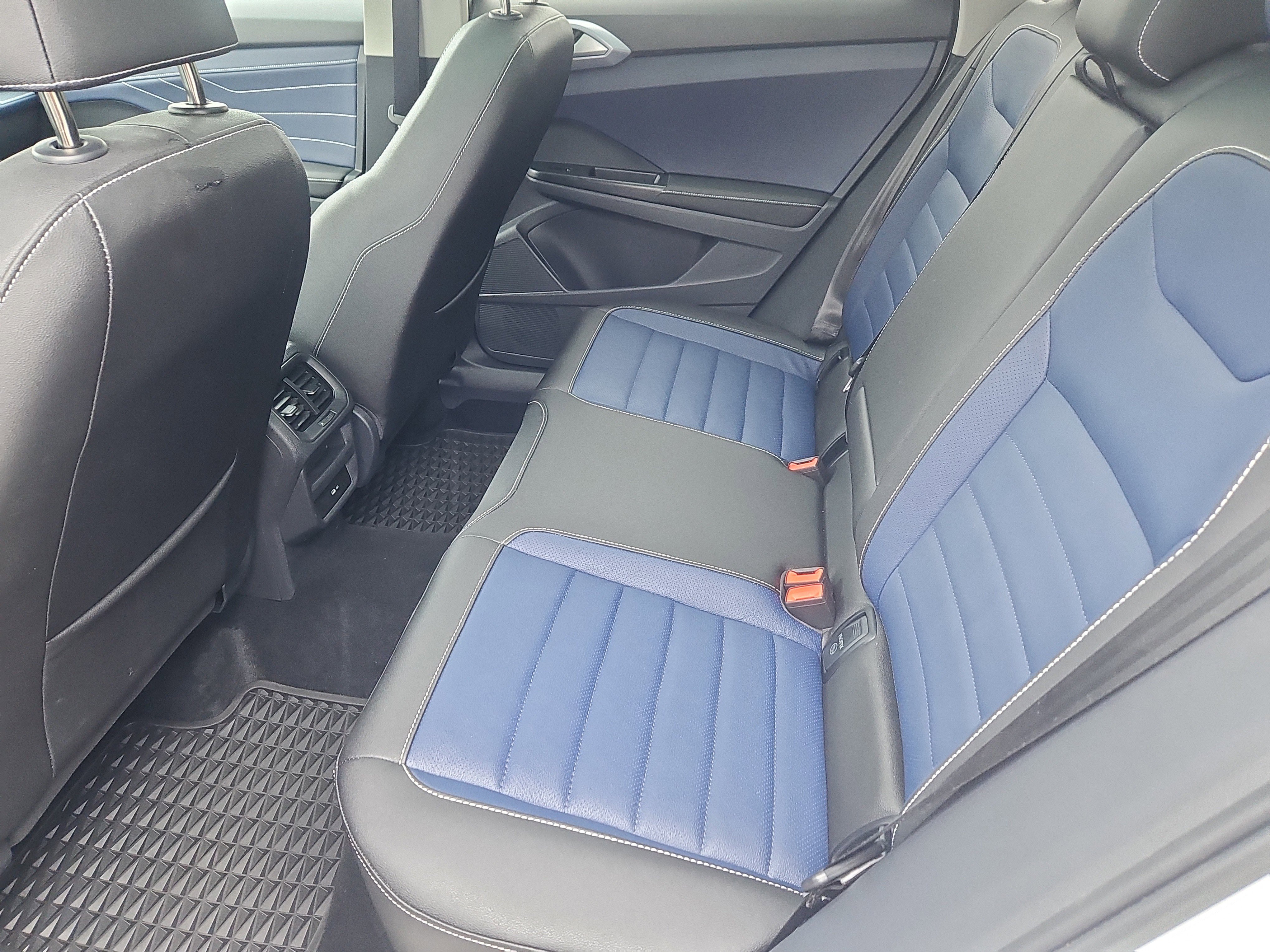 Used 2025 Volkswagen Taos SEL image 33