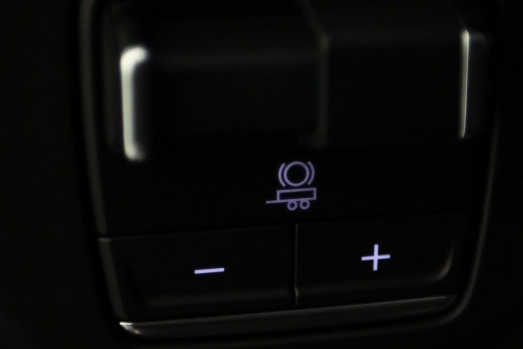 Used 2024 Cadillac Escalade V w/ LPO, ONYX Package image 30