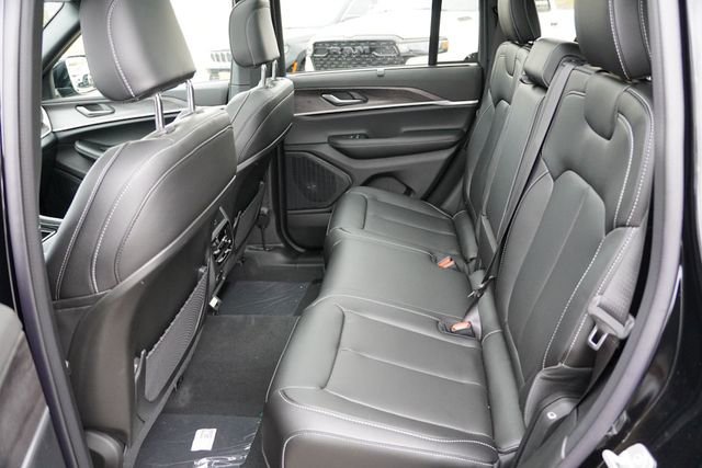 New 2025 Jeep Grand Cherokee Limited w/ Luxury Tech Group II image 11