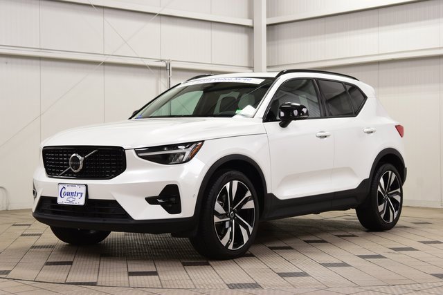 Used 2025 Volvo XC40 B5 Plus image 3