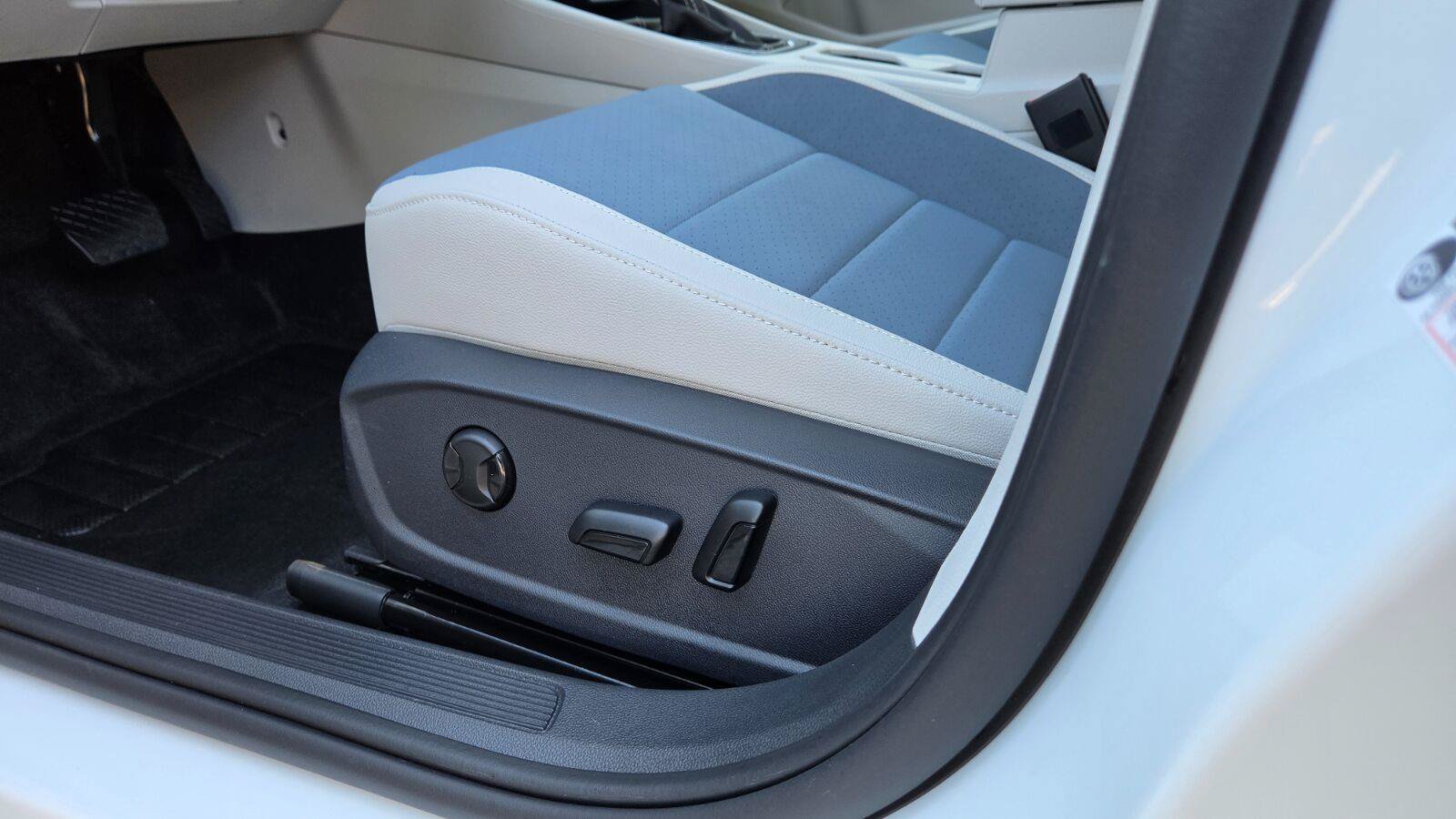 Certified 2025 Volkswagen Jetta SE w/ Sunroof Package FWD image 24