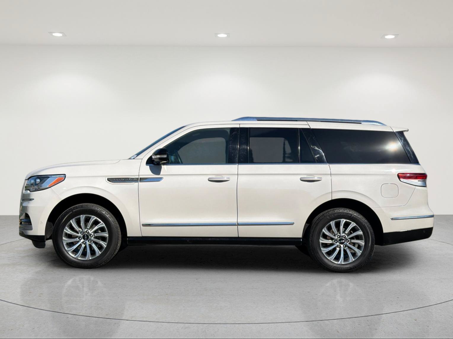 Used 2022 Lincoln Navigator 2WD image 2