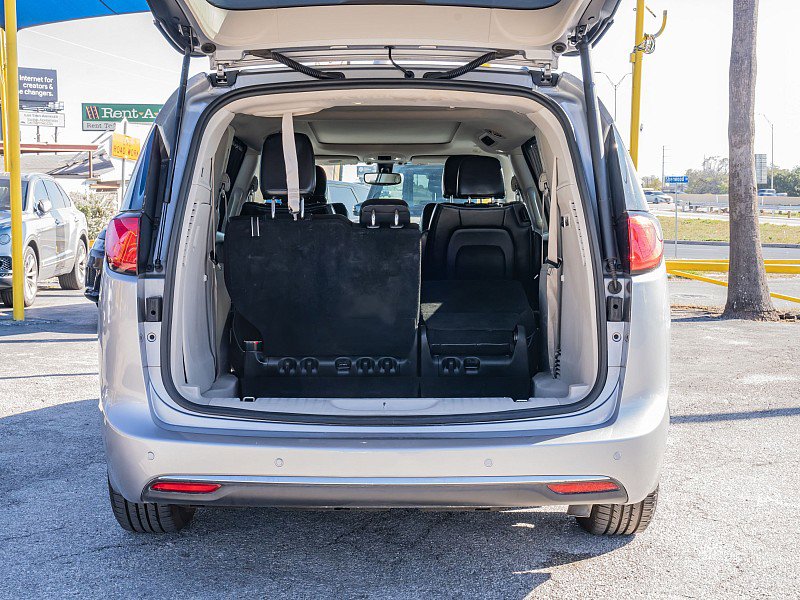 Used 2020 Chrysler Pacifica Limited image 11