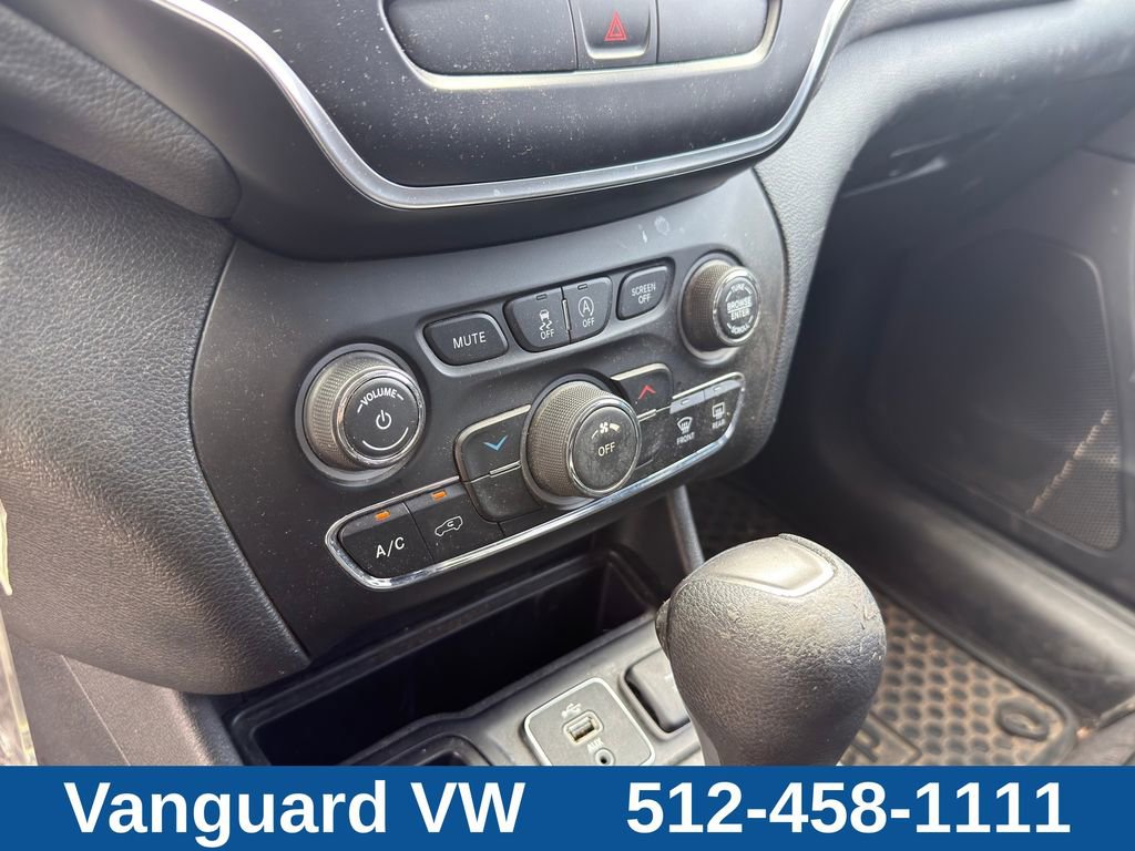 Used 2019 Jeep Cherokee Latitude w/ Cold Weather Group FWD image 16