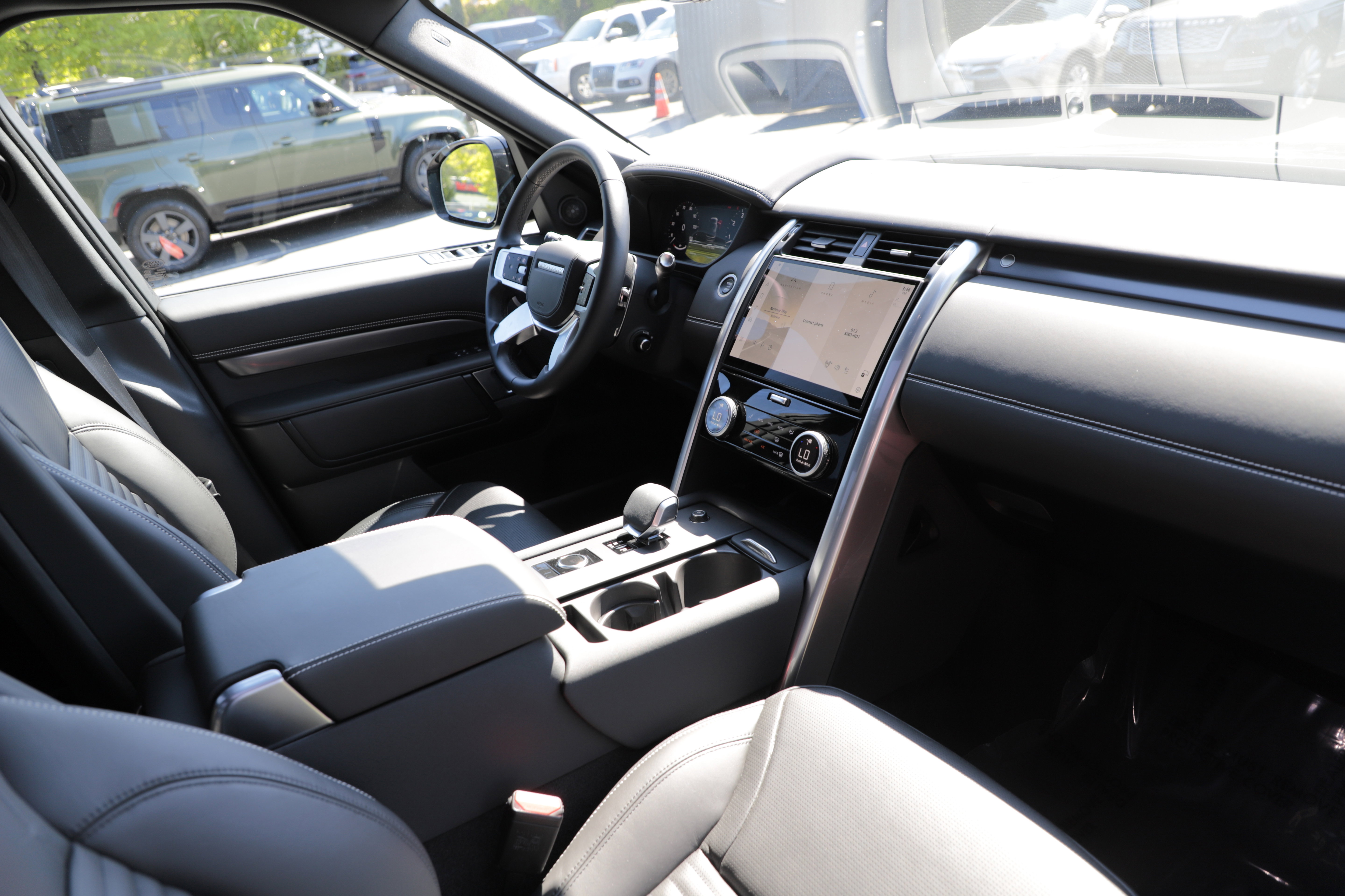 Certified 2025 Land Rover Discovery Metropolitan Edition AWD/4WD image 13