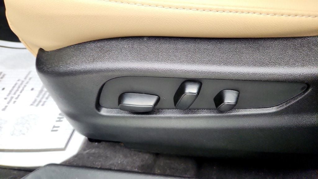 Used 2024 Cadillac XT4 Luxury w/ Cold Weather Package FWD image 11