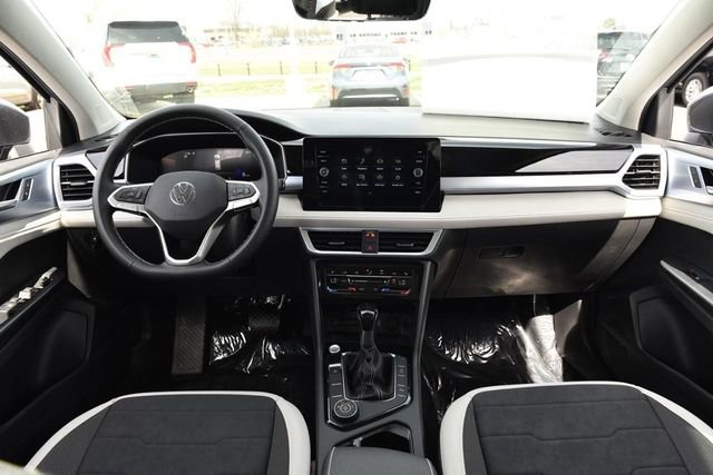 New 2026 Volkswagen Taos SE image 7