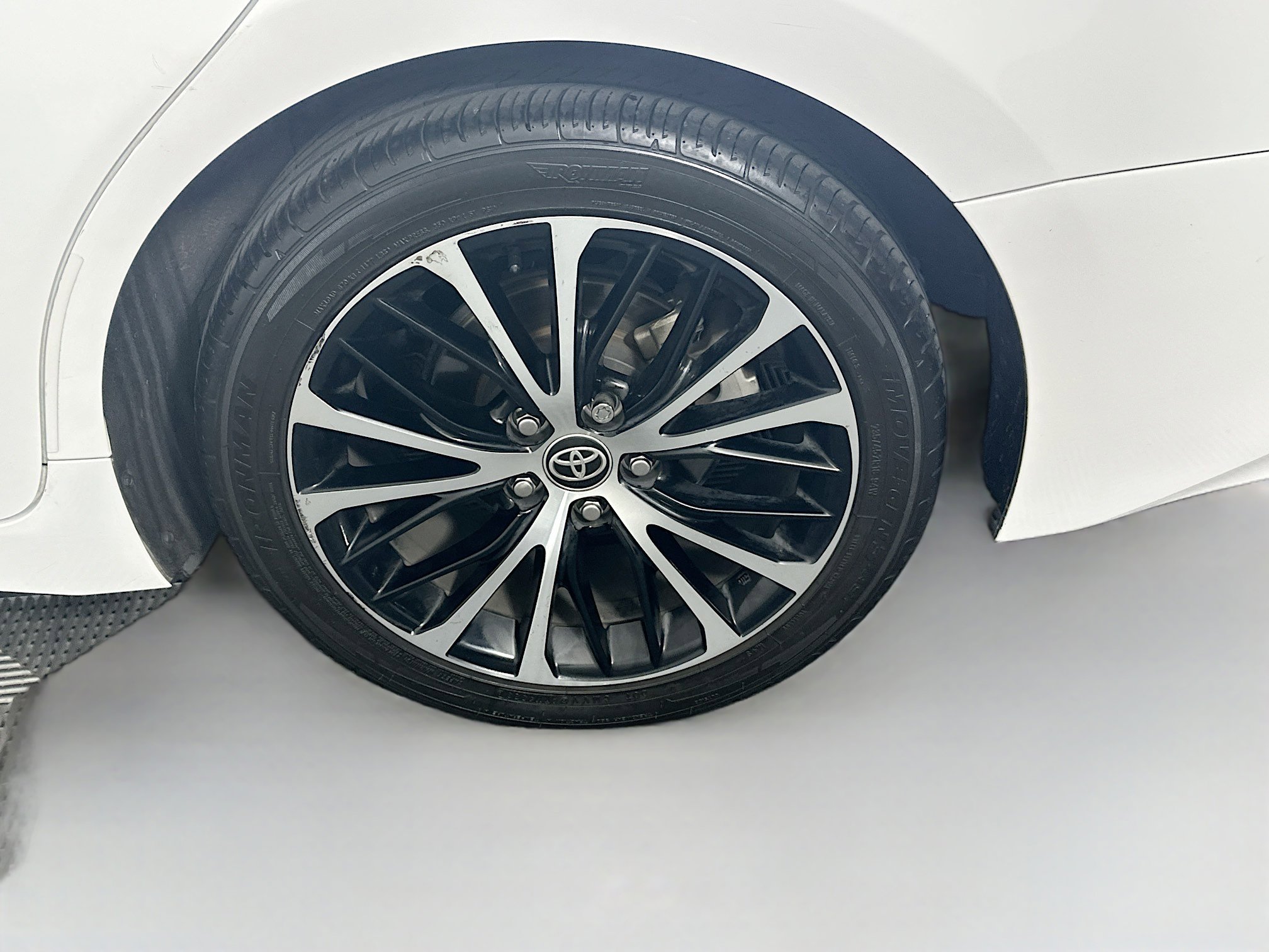 Used 2020 Toyota Camry SE w/ Convenience Package FWD image 11