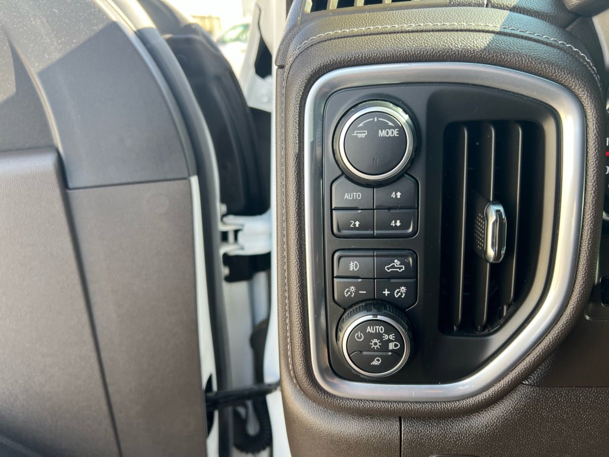 Used 2020 Chevrolet Silverado 2500 LTZ w/ Technology Package AWD/4WD image 38