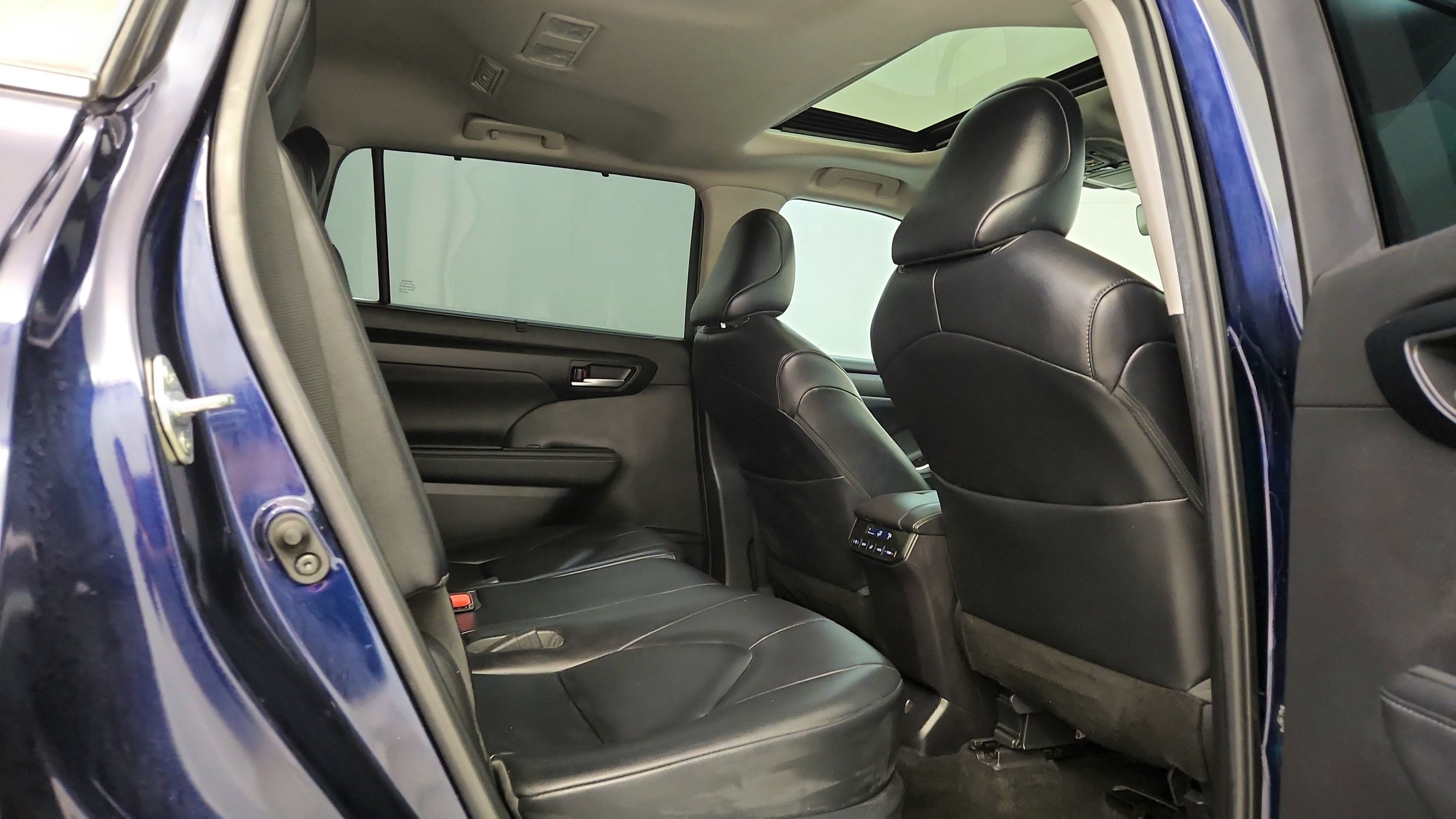 Used 2023 Toyota Highlander XLE AWD/4WD image 29