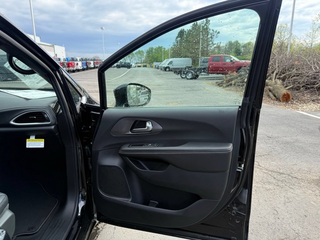New 2026 Chrysler Pacifica Select FWD image 59
