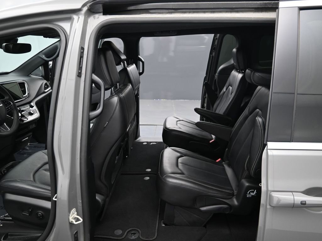 Used 2025 Chrysler Pacifica Select image 12