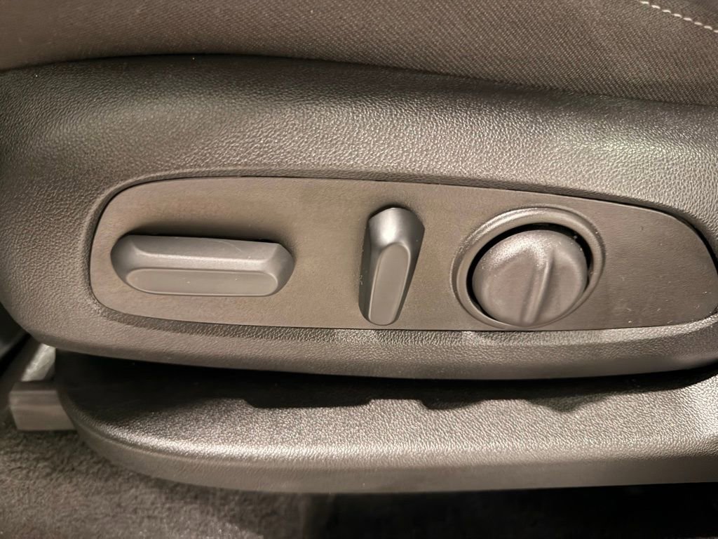 Used 2023 Chevrolet Traverse LT image 14